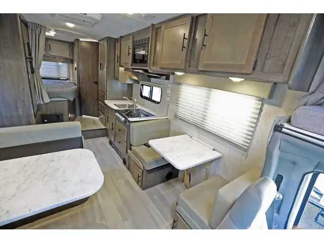 2022 Coachmen Leprechaun 230CB Classe C Compact + 6 Pneus neuf in RVs & Motorhomes in Laval / North Shore - Image 6