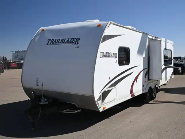 2010 Trailblazer T240S in Travel Trailers & Campers in St. Albert - Image 4