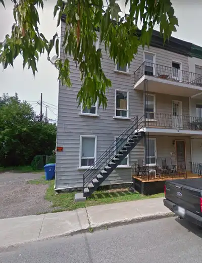 418-655-8281 À voir au 857 rue d'Hedleyville, beau très grand 5 1/2 avec une pièce supplémentaire à...