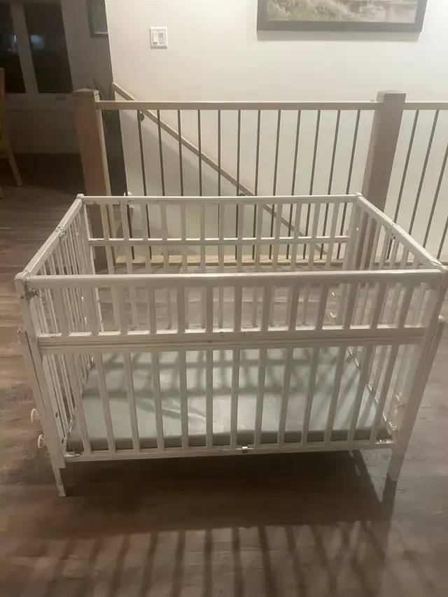 Wooden playpen in Playpens, Swings & Saucers in Lethbridge - Image 2