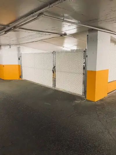 VILLE ST-LAURENTINDOOR SECURE GARAGES FOR STORAGE 4 MONTH MINIMUM - 200$/MONTH / ENTREPOSAGE D'AUTO...