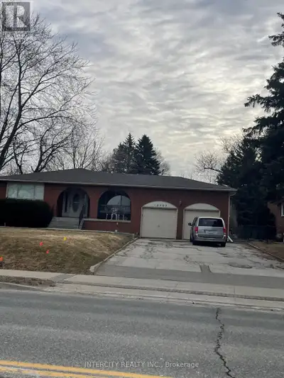 INVESTMENT OPPORTUNITY! 4-Level Backsplit on a premium lot 75' x 205"Spacious home with 3+1 bedrooms...