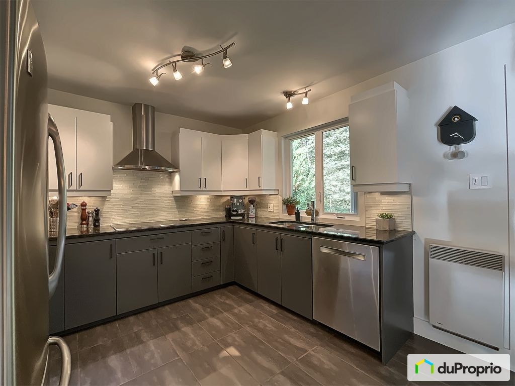 $885,000 - Bungalow for sale in Carignan — photo 2