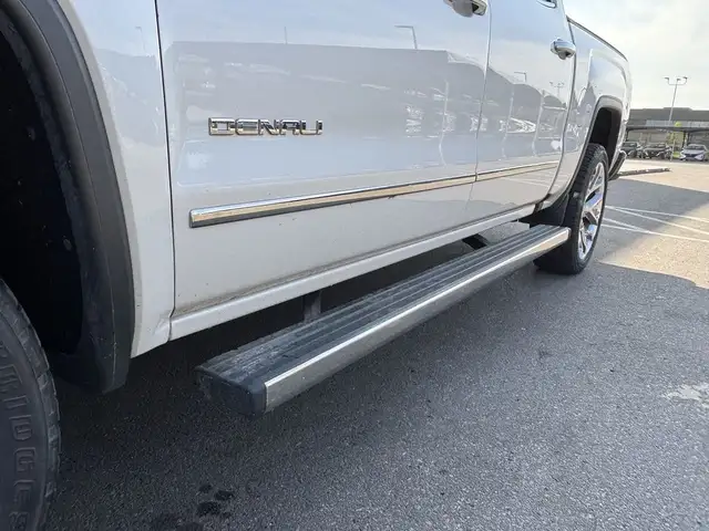2017 GMC Sierra 1500 Denali 4x4 Crew Cab • 6.2L • Sunroof • Pwr  in Cars & Trucks in Calgary - Image 12