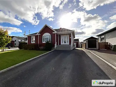 Découvrez cette superbe maison presque neuve, dans le secteur du jardin, offrant un confort et une q...