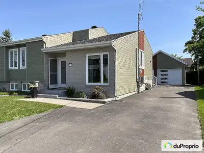 Jumelé lumineux et rénové en grande partie avec GARAGE 20' x 27' ! 1 chambre au RDC + 2 chambres au...