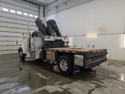 2005 Peterbilt 330 With Hiab 144E-5 CL Knuckle boom truck picker. 4300KG capacity HotShot KMS: 391,6...