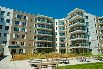 Situé dans le quartier revitalisé de DEstimauville, le Vivaxcès Destimo propose des logements tout i...