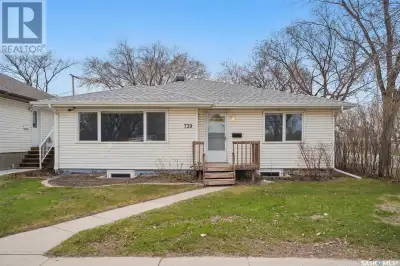 Welcome to this well-maintained 2+1 bedroom bungalow with a den, offering a spacious and thoughtfull...