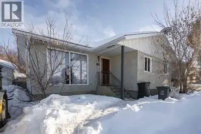 This home is located high up on the South end of Peace River close to a park and walking trails. Wal...