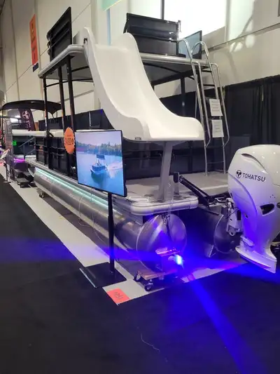 2026 Avro Flight Deck double deck tritoon with waterslide, very well equipped and powered with 140HP...