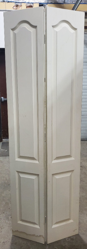 25" x 75" bi-fold door in Windows, Doors & Trim in Sudbury
