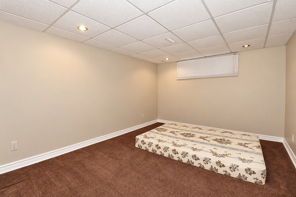 Bright & Spacious 2-Bedroom Basement Apartment – Parking Include 4