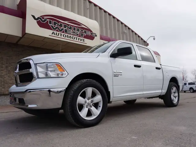 2023 Dodge RAM 1500 SLT 4x4 Crew Cab 5'7 Box - ONLY 46,000 KM's!
