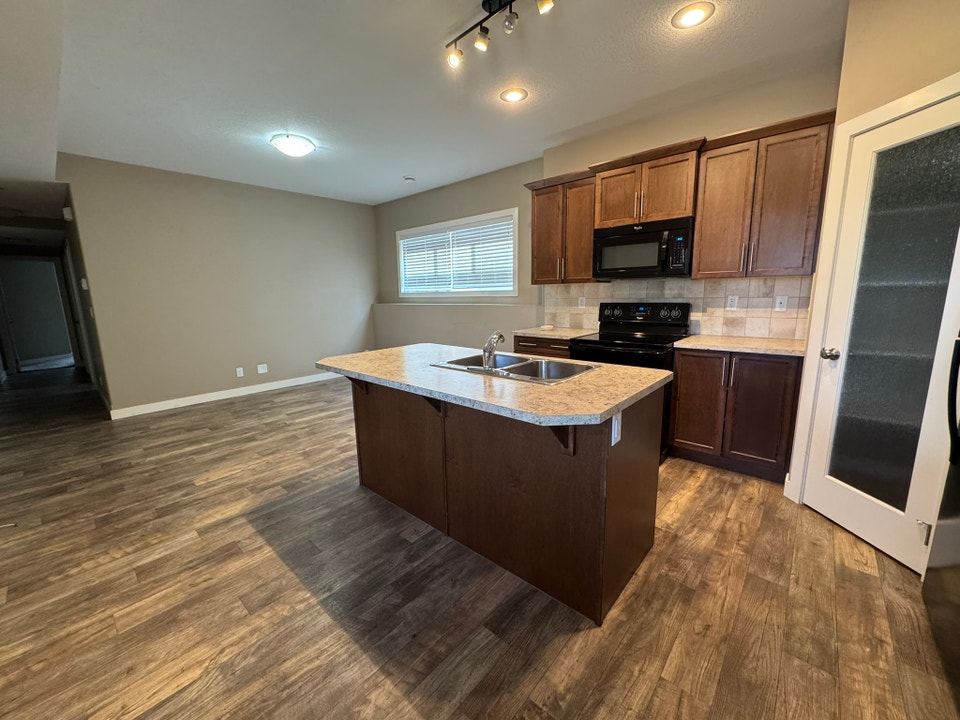 ⭐ONE MONTH FREE⭐Pet Friendly 2 Bed Lower Suite in Sylvan Lake 3