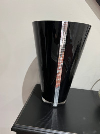 Elegant Black Vase with Mirror and Glass Finish