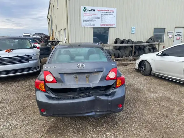2010 Toyota Corolla 4dr Sdn Man (Natl) ( ONLY FOR PARTS) in Auto Body Parts in Regina - Image 4