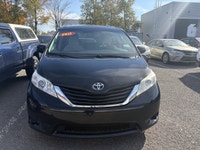 Ce Sienna est équipé de : Bluetooth, Cruise, Portes coulissante automatique, PRISE USB, sièges chauf... (image 2)