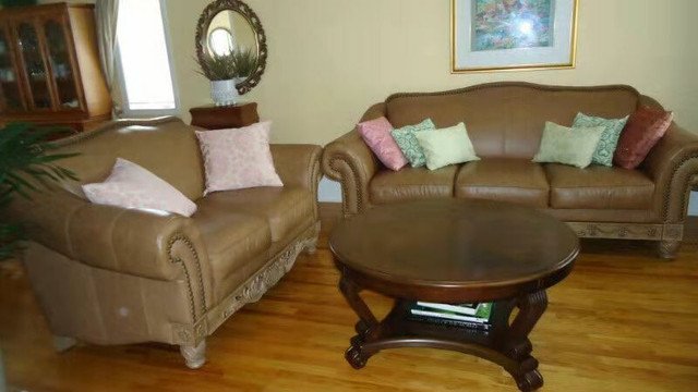 GORGEOUS 2 PIECES 100% LEATHER SOFA SET CAN DELIVER in Couches & Futons in Kingston - Image 3