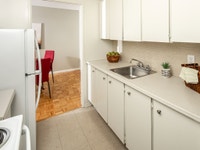 Located in Ottawa South, The Oaks offers excellent value and convenience, featuring an outdoor pool,... (image 3)