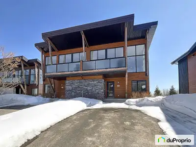 TOUT est inclus! Magnifique jumelé situé au Legs des Pionniers, juste à côté du mont Sainte-Anne. Vu...