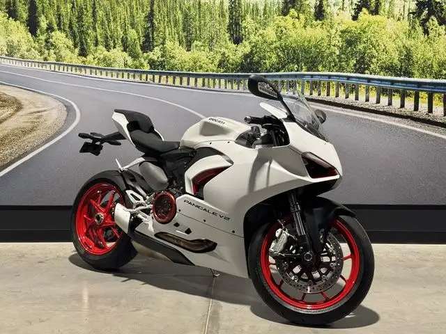 2023 Ducati Panigale V2 White Rosso Livery V2 White Rosso Livery in Street, Cruisers & Choppers in Saskatoon - Image 3