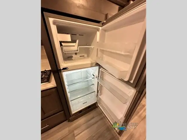 2022 Thor Motor Coach Challenger 35MQ only 6,310 Miles in RVs & Motorhomes in Moncton - Image 30