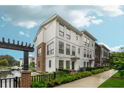 Tucked into Abbotsford's Rail District, this bright and modern End Unit Townhome offers 3 bedrooms,...