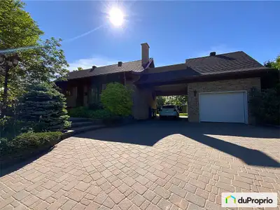 Magnifique propriété spacieuse et lumineuse, avec son puits de lumière entre autres et c'est grands...