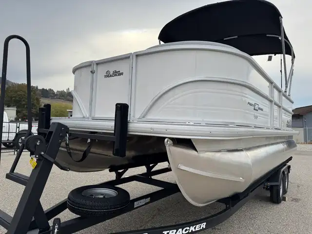 2026 Sun Tracker Party Barge 20 DLX pontoon boat in Powerboats & Motorboats in Prince Albert - Image 15