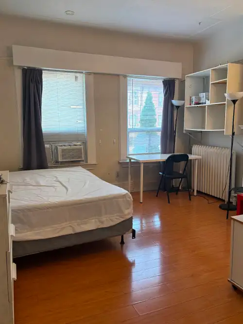 BLoor Spadina The Annex Spacious furnished Studio Private washroom Private Kitchinette laundry air c...