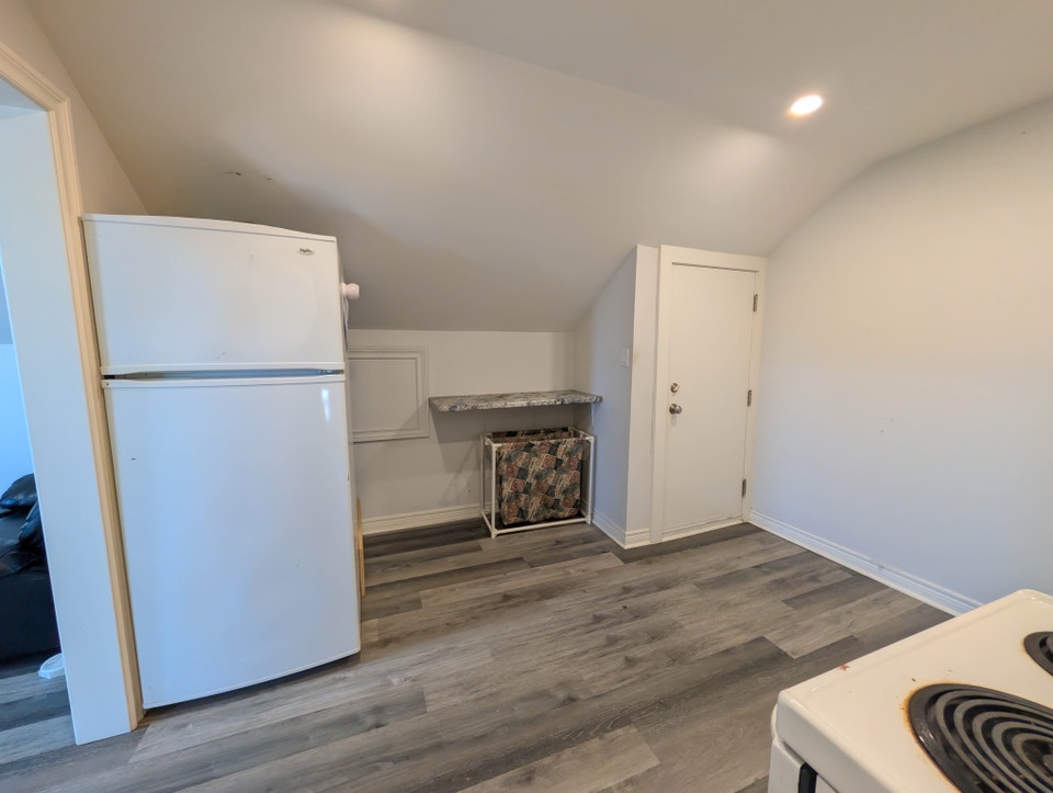191 Burgar St, Welland - 1 Bedroom Upper Unit 4