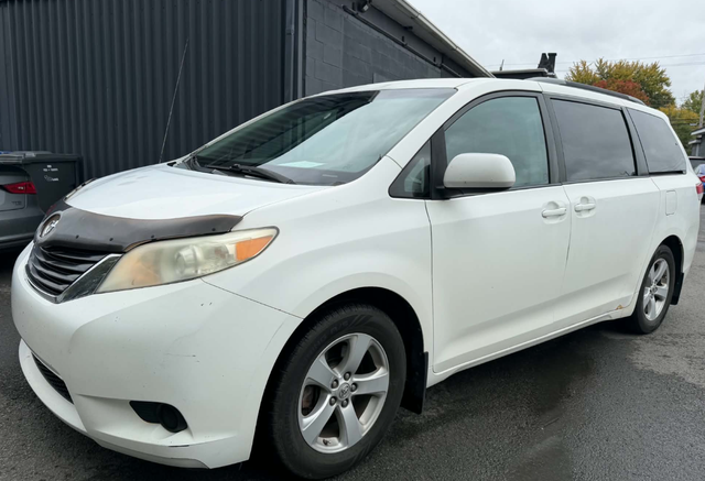 2011 Toyota Sienna (8 PASSENGERS - EXCELLENT CONDITION)