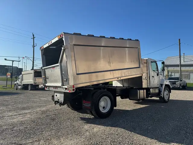 2018 Hino 338 in Heavy Trucks in Hamilton - Image 7