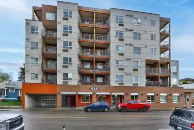 1 Bedroom condo in the downtown core at 429 St. Paul st. Corner unit ,front facing, balcony. washer/...