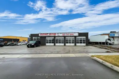 Car/Auto Dealership Showroom Move-In Ready Total Area: 2000 Sq Ft Office: 400 Sq Ft Indust: 1600 Sq...