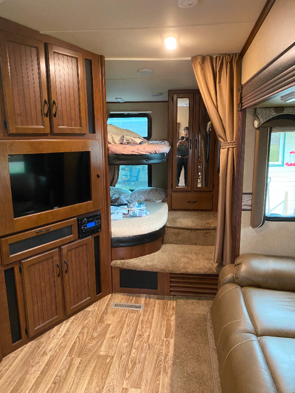 2015 5th Wheel Trailer in Travel Trailers & Campers in Prince George - Image 3