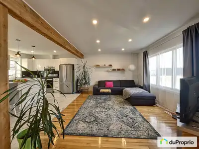 Moderne et ensoleillée, une maison jumelée de deux étages avec un concept ouvert généreux est à vend...