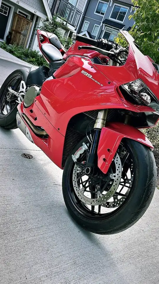 2013 DUCATI PANIGALE 1199 (FINANCING AVAILABLE) in Sport Bikes in Strathcona County - Image 5