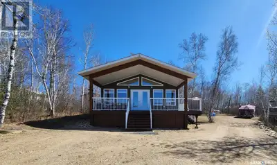 This four season, 3-bedroom, 2-bathroom fully furnished and outfitted bungalow at Shores on Cowan is...