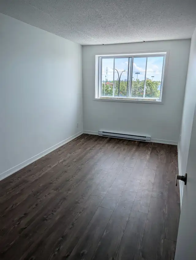 Grand 4 1/2 - Entièrement Rénové - Près des services! in Long Term Rentals in City of Montréal - Image 10