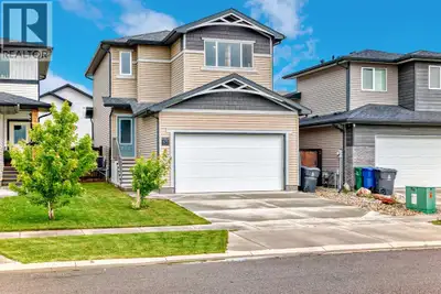 Introducing The Kohen: A Masterpiece of Family Living by Avonlea Homes. Step into the epitome of mod...