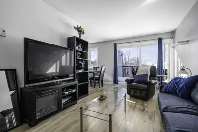 Appartement 4 et demi dans un immeuble situé à proximité du Cégep de Lévis-Lauzon, dans un quartier...