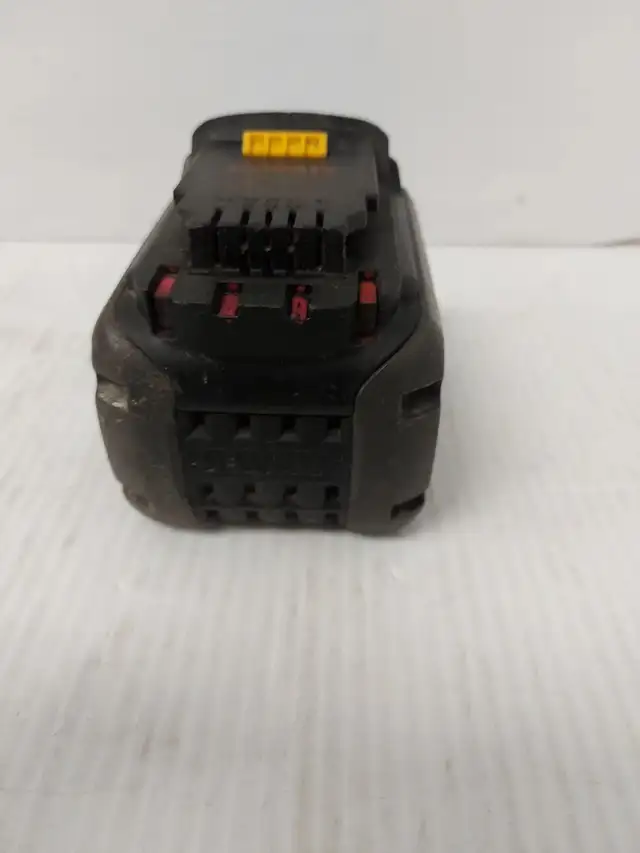 (91343-2) Dewalt DCB606 Battery in Power Tools in Calgary - Image 4
