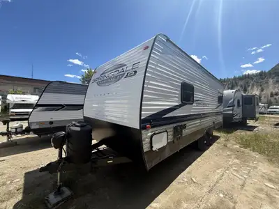 Welcome to Rock Island RV LIKE NEW IN AND OUT, FULLY CERTIFIED IN AND OUT. Please call for more info...