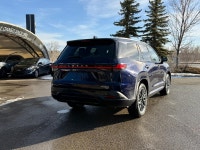The TX 350 Ultra Luxury is characterized by its "Unified Spindle" exterior design and a focus on ser... (image 2)