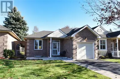Welcome to 39 Twenty Place Blvd. in Mount Hope. A Beautifully maintained end unit offers 1,050 sq. f...