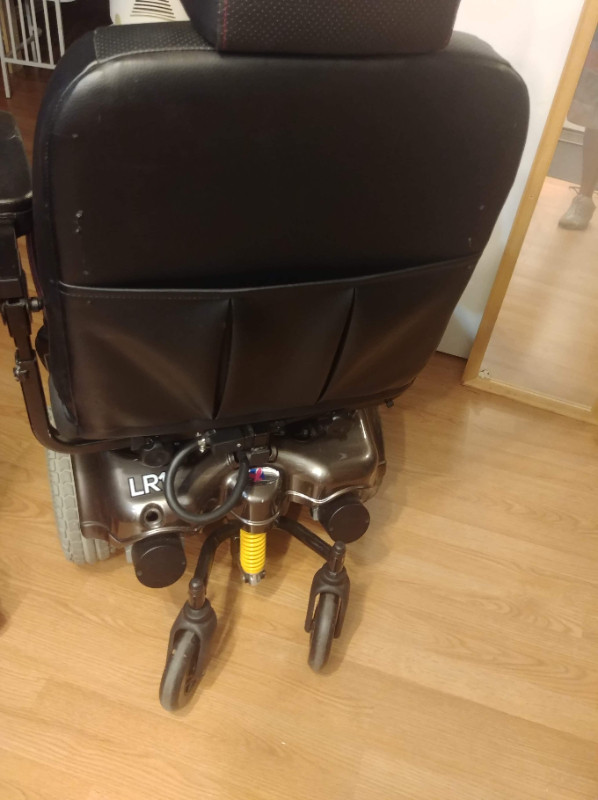 Chaise roulante électrique avec batteries neuves dans Santé et besoins spéciaux  à Laval/Rive Nord - Image 3