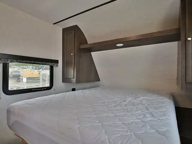 2018 Autumn Ridge Outfitter 23FB in Travel Trailers & Campers in St. Albert - Image 17