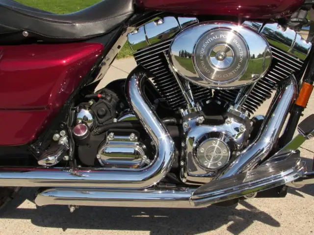 2004 Harley-Davidson FLHRSI Road King Custom in Sport Touring in Leamington - Image 12